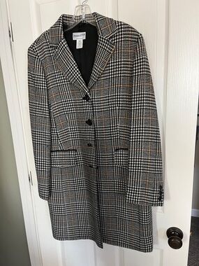 Women’s Pendleton 100% merino wool plaid coat with lamb skin welting on pockets